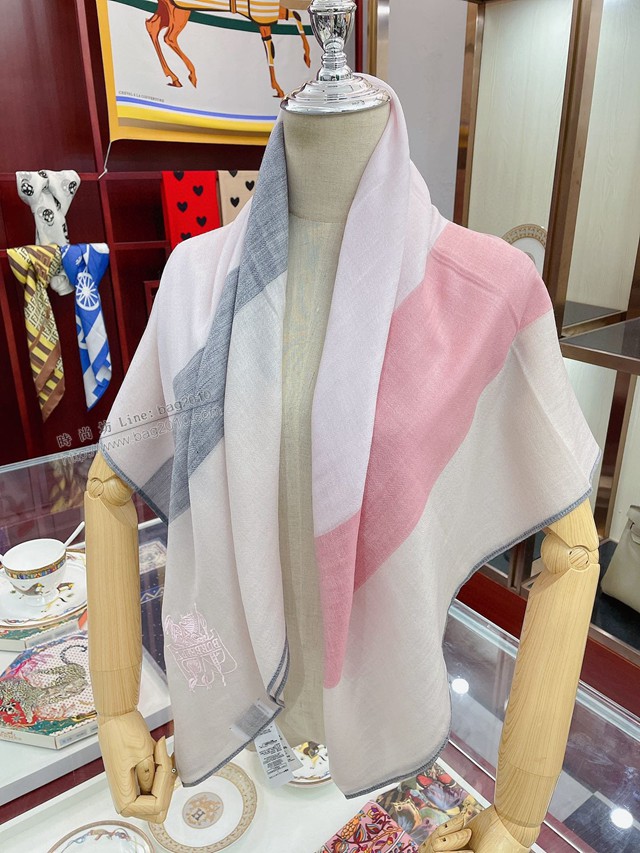 Burberry專櫃同步超薄羊絨格子披肩 巴寶莉2021早秋經典巴格羊絨披肩圍巾  mmj1492